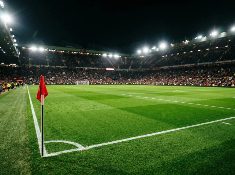 Campo de futebol iluminado para um jogo nocturno europeu com bancadas lotadas